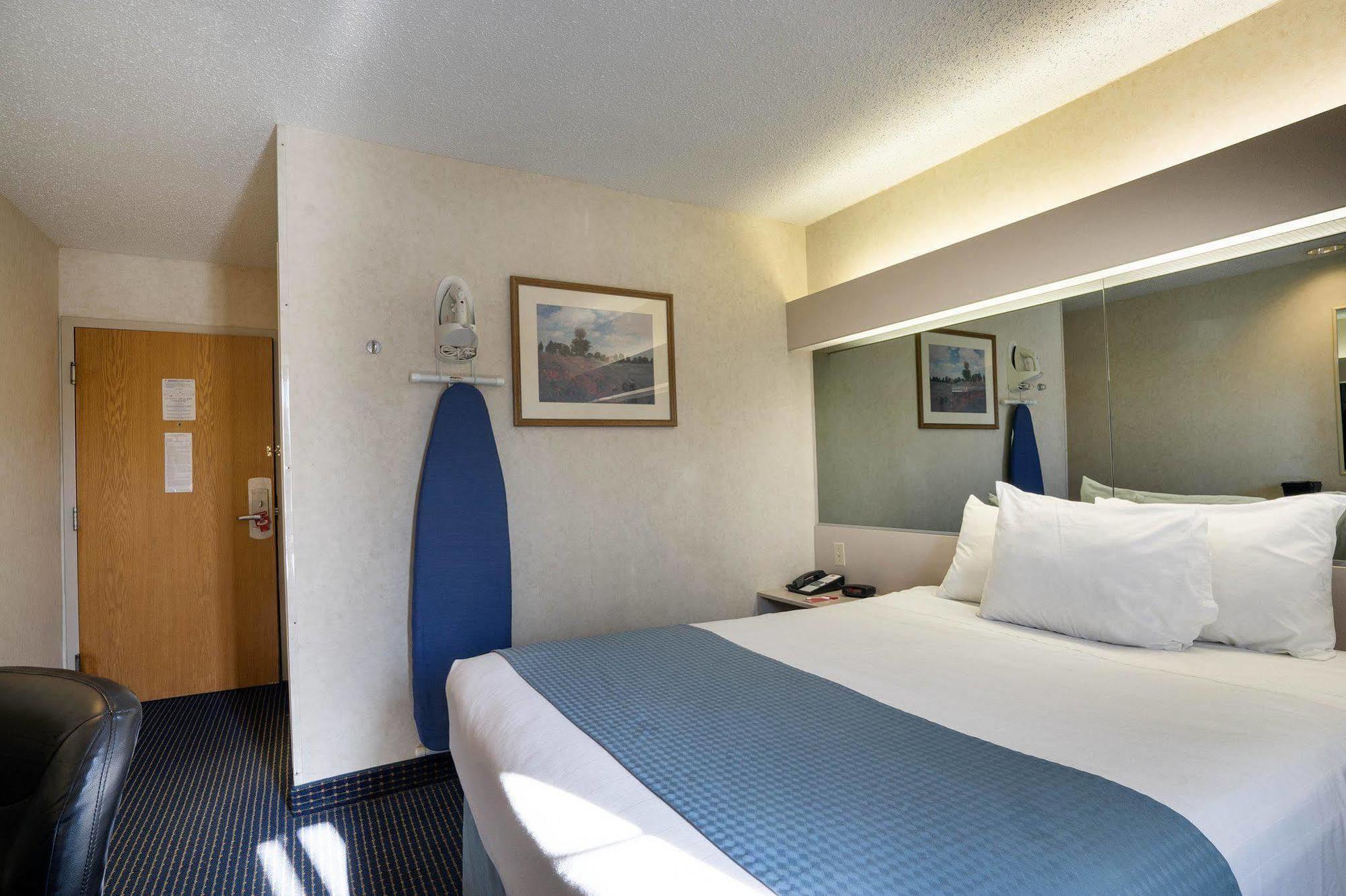 Microtel & By Wyndham Pittsburgh Airport Hotel